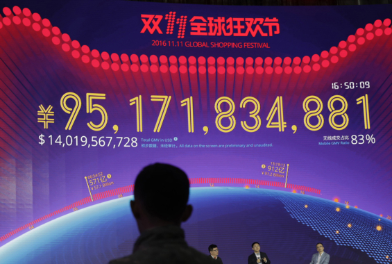  중국 최대 전자상거래업체 알리바바가 지난해 11월 11일 오전 0시(현지 시간) 중국판 블랙프라이데이인 '광군제' 할인 행사를 시작한 가운데, 중국 광둥성 선전에서 열린 글로벌 온라인 쇼핑 페스티벌에 설치된 대형 스크린이 매출액을 표시하고 있다. 알리바바는 이날 오후 3시 19분 912억위안(15조5678억원)을 기록해 전년 매출액을 넘어섰다. 이날 하루 매출은 1230억위안(20조8000억원)에 달한 것으로 알려졌다./ AP연합뉴스 제공