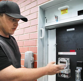 전기 얼마나 썼는 지 매일 체크 - 남호주 애들레이드시에 사는 택시 운전사 리처드 제임스(27)씨가 지난달 26일 자신의 집 외벽에 설치된 계측기로 전기 사용량을 체크하고 있다.