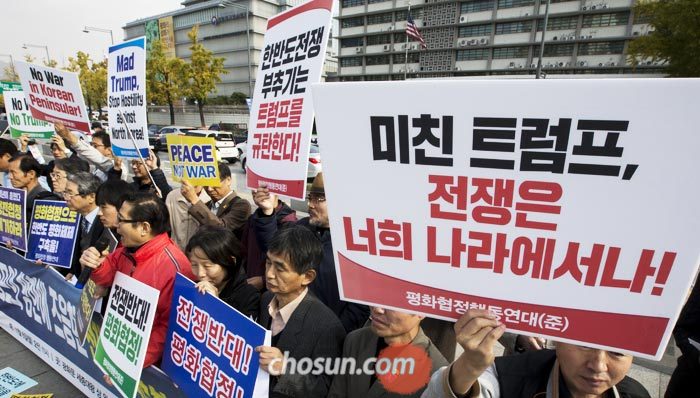 도널드 트럼프 미국 대통령의 국빈 방한을 하루 앞둔 6일 서울 종로구 주한 미국대사관 앞에서 평화협정행동연대 소속 회원들이 트럼프 대통령을 규탄하는 팻말을 들고 시위를 벌이고 있다.