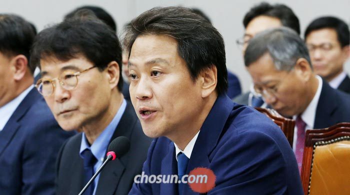 임종석(가운데) 대통령 비서실장이 6일 서울 여의도 국회에서 열린 운영위원회 국정감사에서 의원들의 질문에 답하고 있다.