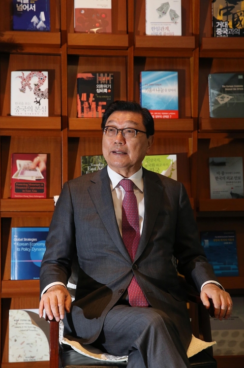 지난달 30일 정덕구 니어재단 이사장이 서울 영등포구 여의도 니어재단에서 외환위기 당시 상황을 설명하고 있다. /오종찬 기자