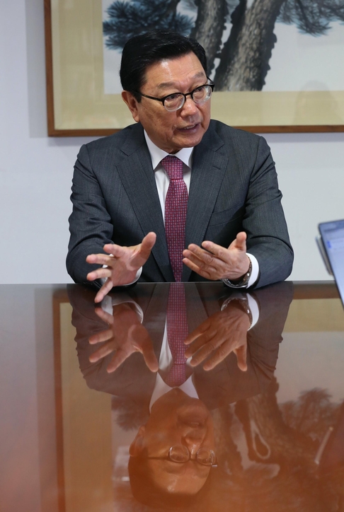 지난달 30일 정덕구 니어재단 이사장이 서울 영등포구 여의도 니어재단 사무실에서 한국 경제의 문제점을 설명하고 있다. /오종찬 기자