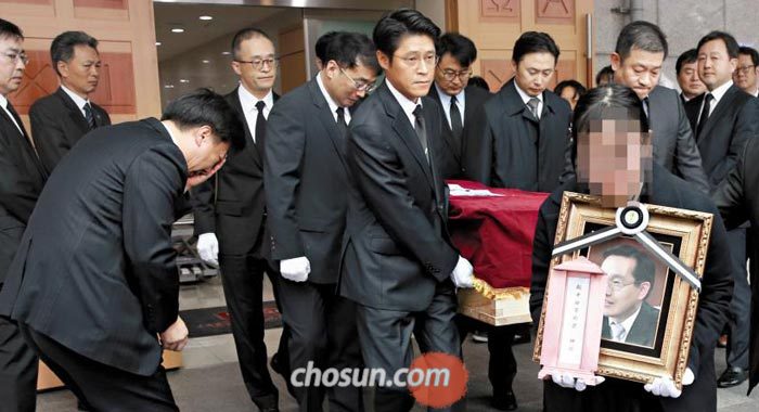 변창훈 검사 발인… 유족들 오열