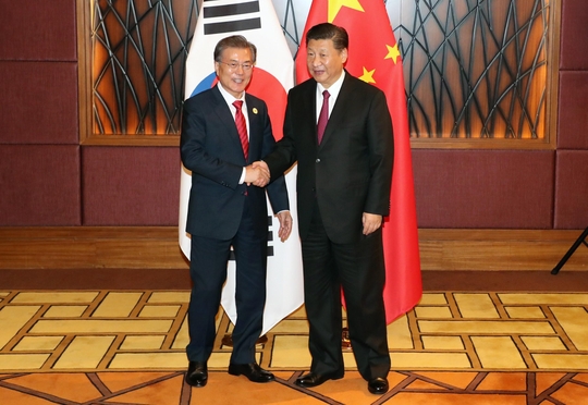 APEC 정상회의에 참석 중인 문재인 대통령과 시진핑 중국 국가주석이 11일 오후(현지시간) 베트남 다낭 크라운플라자 호텔에서 만나 악수하고 있다. / 사진=연합뉴스