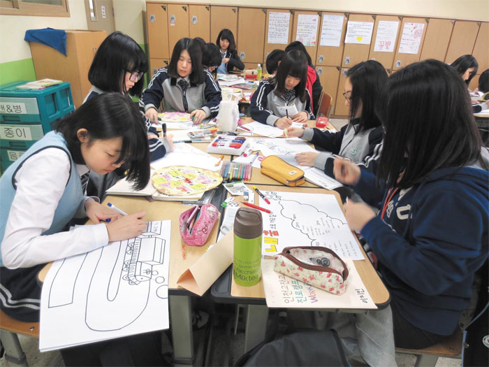 학교에서 진행된 진학사 청소년교육연구소의 워크숍 교육 현장.