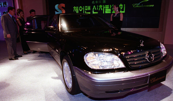1997년 10월 14일 서울 하얏트호텔에서 열린 쌍용자동차의 대형 고급승용차 '체어맨' 신차발표회에서 참석자들이 내부를 둘러보고 있다./조선일보DB