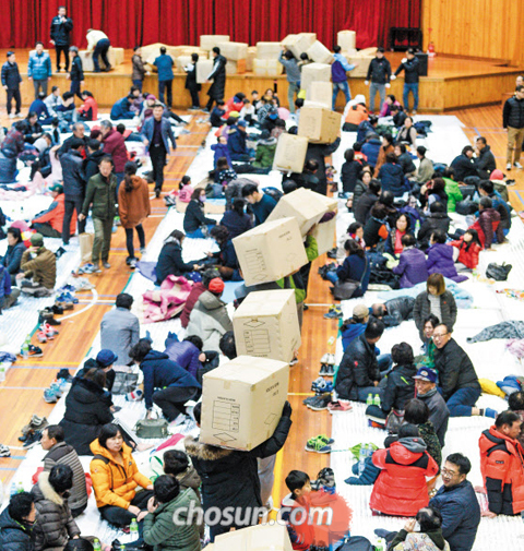 주민 대피소엔 추위 견딜 모포가… - 역대 2위 규모의 지진이 발생한 15일 오후 경북 포항시 북구 흥해실내체육관으로 대피한 주민들이 모포가 담긴 박스를 옮기고 있다.