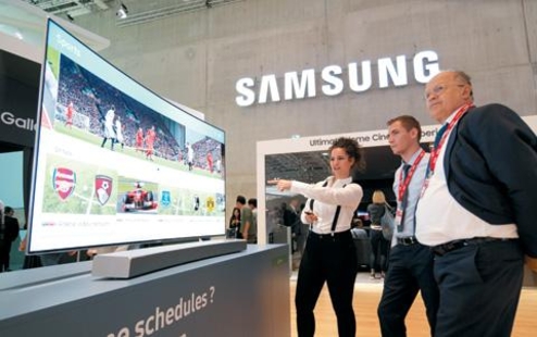  독일 베를린에서 열린 국제가전박람회 ‘IFA 2017’ 삼성전자 전시장에서 관람객들이 스마트 TV 기능을 체험해 보고 있다./삼성전자 제공