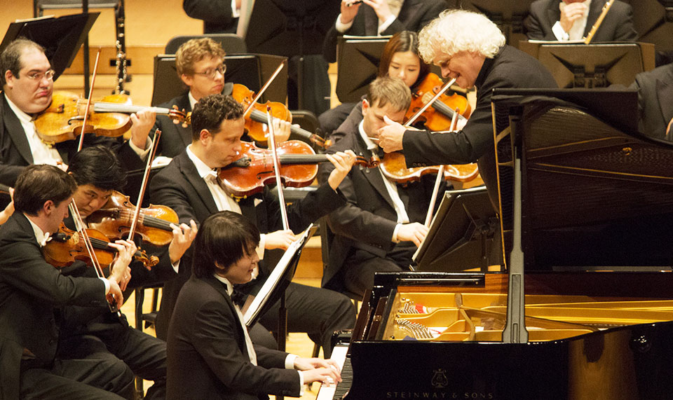 19일 오후 예술의전당 콘서트홀에서 사이먼 래틀이 지휘하는 베를린 필하모닉 오케스트라와 라벨 피아노 협주곡을 협연하고 있는 피아니스트 조성진. /금호아시아나문화재단