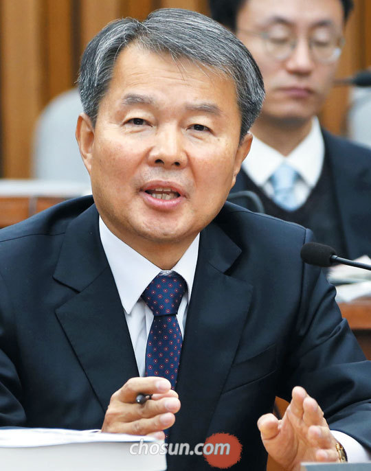 이진성 헌법재판소장 후보자가 22일 국회에서 열린 인사청문회에서 의원들의 질의에 답변하고 있다.