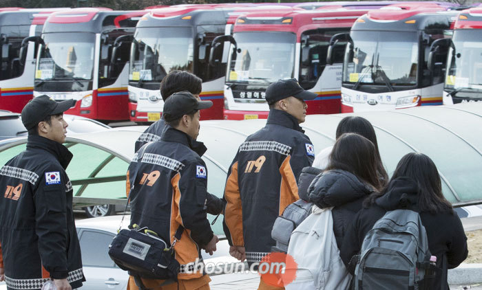 모두가 마음 졸인 수능 "고생했어 우리 딸"