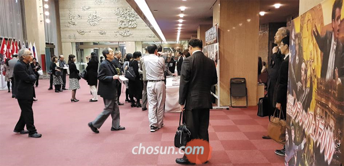 지난 28일 오후 일본 나고야의 시민회관 콘서트홀 로비에서 필립 조르당이 지휘하는 빈 심포니 공연을 보기 위해 찾아온 관객들이 프로그램북과 음반을 고르고 있다. 