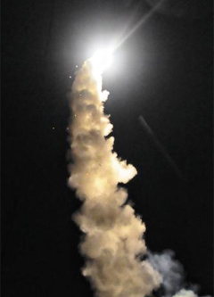 우리 군 이지스구축함이 29일 북한의 대륙간탄도미사일(ICBM) 도발 직후 함대지 미사일인 ‘해성-2’ 미사일을 발사하고 있다.