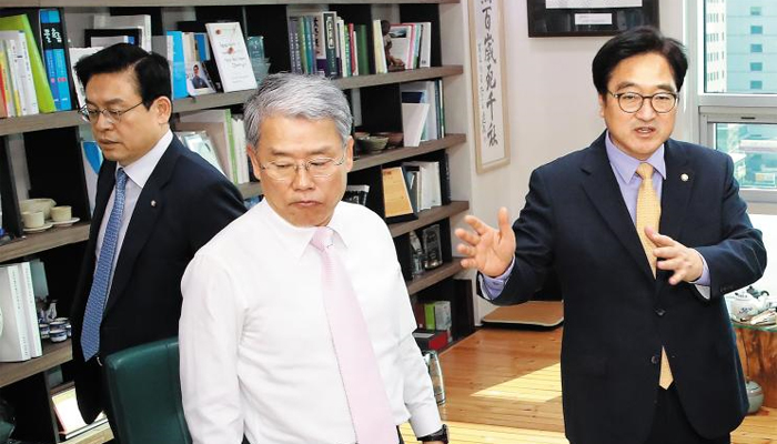 더불어민주당 우원식(오른쪽) 원내대표가 30일 오전 국회의원회관에서 열린 예산안 쟁점 협의를 위한 여야 3당 회동에서 발언하고 있다. 왼쪽부터 자유한국당 정우택, 국민의당 김동철, 민주당 우 원내대표.