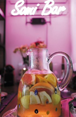 ÀÚÃë¹æ ¾ÈÀ¸·Î ¹Ù(bar)°¡ µé¾î¿Ô´Ù. ¼úº´À» ÀÏ·Ä·Î µµ¿Çϰųª º»ÀÎÀÇ À̸§À» µý ³×¿Â»çÁø °£ÆÇÀ» Á÷Á¢ ¸¸µé¾î ¡®³ª¸¸ÀÇ ¼úÁý¡¯À» ²Ù¹Î´Ù.