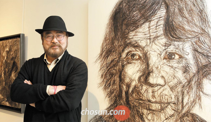 11일 서울 평창동 가나아트센터에서 만난 황재형이 어느 광부의 초상을 그린 ‘드러난 얼굴’ 앞에 섰다. 풍채만큼 목소리 우렁찬 그가 “내가 대머리라 머리카락에 관심이 많다”고 해서 폭소가 터졌다.