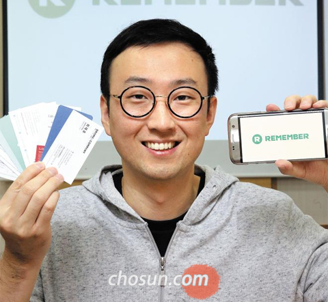 명함 관리 앱 ‘리멤버’를 만든 드라마앤컴퍼니 최재호 대표는 지난 5일 서울 강남구 역삼동 사옥에서 “180만명이 이용하는 리멤버 앱을 미국 링크드인(LinkedIn) 같은 비즈니스 인맥 교류 포털로 성장시켜 해외시장에 진출하겠다”고 말했다. 
