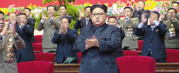 김정은 북한 노동당 위원장이 지난 11일 평양에서 열린 제8차 군수공업대회에 참석해 박수를 치고 있다. 조선중앙통신은 이날 대회에 김정은을 비롯해 핵·미사일 개발 전문가들이 다수 참석했다고 보도했다.
