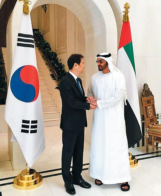 Áö³ 10ÀÏ(ÇöÁö ½Ã°¢) ¾Æ¶ø¿¡¹Ì¸®Æ®(UAE) ¾ÆºÎ´Ùºñ ´ëÅë·É±Ã¿¡¼ ÀÓÁ¾¼®(¿ÞÂÊ) û¿Í´ë ´ëÅë·É ºñ¼½ÇÀåÀÌ UAE ±¹Á¤ ÃÑÃ¥ÀÓÀÚÀÎ ¹«ÇÔ¸¶µå ºó ÀÚÀÌµå ¾Ë ³ªÈå¾á UAE ¿Õ¼¼Á¦¿Í ¾Ç¼öÇϰí ÀÖ´Ù.