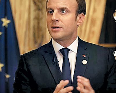 17일(현지 시각) 에마뉘엘 마크롱 프랑스 대통령이 공영방송 프랑스2 뉴스에 출연해‘원자력 발전의 단계적 축소’를 당분간 보류하겠다는 방침을 밝히고 있다. 