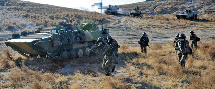 유사시 한반도 투입 중국軍, 지난달 北 접경서 훈련 - 중국 국방부는 지난달 26일 공식 사이트를 통해 유사시 한반도에 투입되는 부대로 알려진 중국 북부전구 38집단군이 북·중 접경 지역에서 ‘옌한(嚴寒)-2017’ 훈련을 진행하는 사진을 공개했다. 중국은 최근 미국의 북한 공격 등에 대비해 접경 지역에서의 군사 준비 태세를 강화하고 있다. 이 같은 상황에서 미국 군사 전략가들은 한반도 유사시에 중국군이 개입할 것을 가정한 시나리오를 내놓고 있다.