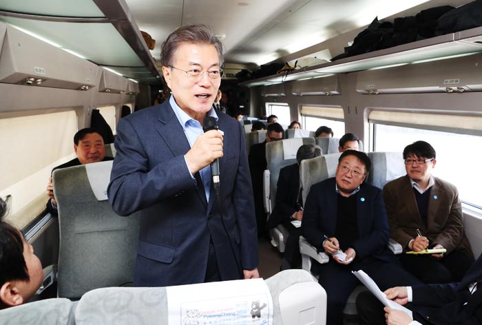 ¹®ÀçÀÎ ´ëÅë·ÉÀÌ 19ÀÏ ¼¿ï-°¸ªÀ» ¿À°¡´Â ½Å¼³ KTX °æ°¼± ±¸°£À» ´ëÅë·É Àü¿ë °í¼Ó¿Â÷·Î À̵¿ÇÏ¸ç °¢ ¾ð·Ð»ç ½ºÆ÷Ã÷ºÎÀå´Ü°úÀÇ °£´ãȸ¿¡¼ ¹ß¾ðÇϰí ÀÖ´Ù.