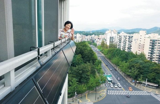 서울 한 아파트 가정집에 설치된 미니 태양광 패널. /서울시 제공