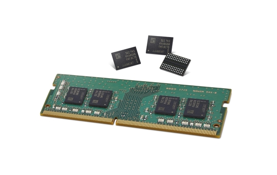 삼성전자가 세계 최초로 양산을 시작하는 '1y나노 공정기반 8Gb DDR4 D램' 제품./ 삼성전자 제공