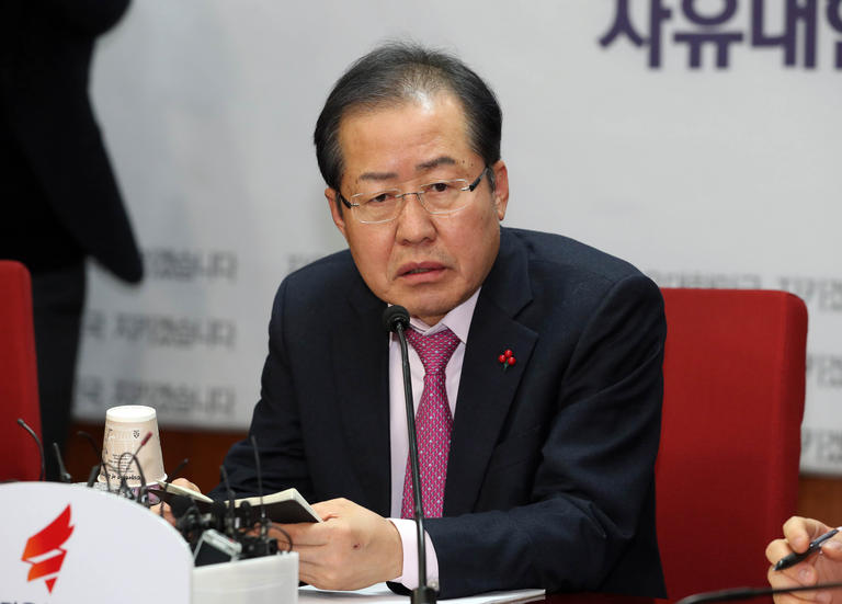 洪, 친박 겨냥 연탄가스 같은 정치인 소수 남았다 - 조선일보 > 정치 洪, 친박 겨냥 연탄가스 같은 정치인 소수 남았다