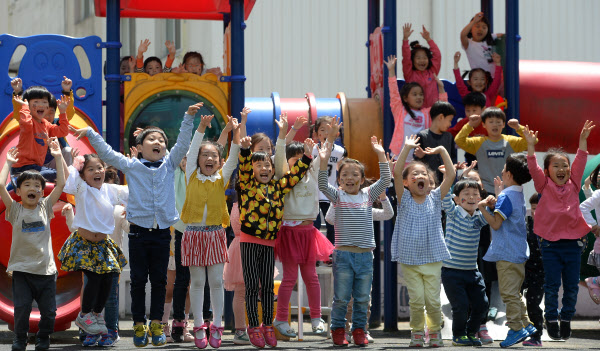 정부, 어린이집·유치원서 영어교육 금지…"유아 영어사교육시장 팽창 우려"