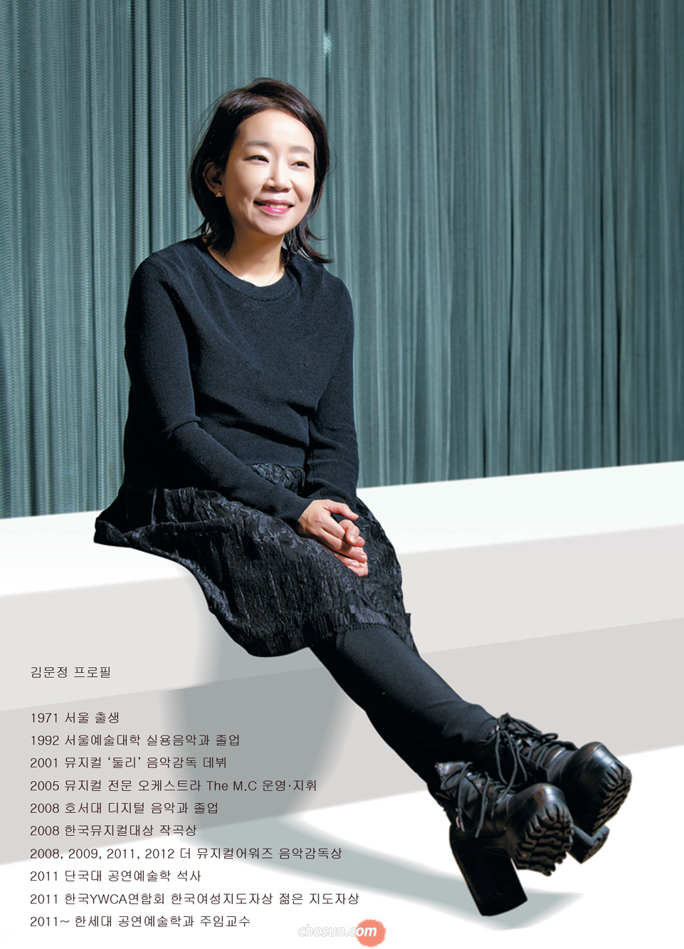 저 키 작죠?” 머쓱하게 인사를 건네는 뮤지컬 음악감독 김문정. 대학생 딸을 둔 엄마라고 생각되지 않을 정도로 앳된 모습이었다. 인기 뮤지컬 공연장을 찾을 때마다 익숙했던 ‘뒷모습’이었지만 앞모습은 예상보다 더 상큼했다. 하지만 이내 공연장에선 그 작은 몸으로 무대 전체를 휘어잡았다. /이신영 영상미디어 기자