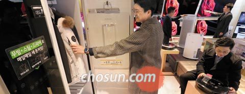 28일 오후 현대백화점 서울 무역센터점 9층 가전 매장에서 30대 남성 소비자들이 스타일러(왼쪽)와 로봇청소기(오른쪽) 등을 살펴보고 있다. 