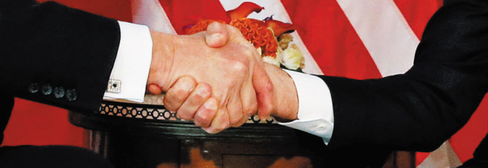 오, 힘 좀 쓰네! - 5월 25일 나토 정상회의서 마크롱 프랑스 대통령과 마주 잡은 손을 서로 놓지 않으며.