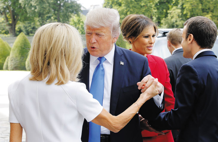 몸매가 아주 좋으시네요 - 도널드 트럼프 미국 대통령이 지난 7월 13일 프랑스 파리 군사박물관 앵발리드에서 마크롱 대통령의 부인 브리지트 여사의 손을 잡는 모습. 트럼프 대통령은 브리지트 여사에게 “몸매가 아주 좋다”고 말해 논란을 불러일으켰다.