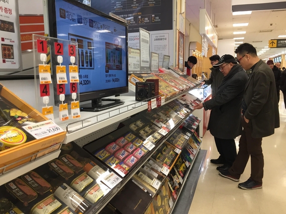 지난달 29일 서울 성동구 이마트 성수점에서 방문객들이 설 선물세트 사전예약 판매 코너를 둘러보고 있다. / 박수현 기자
