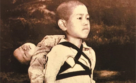 프란치스코 교황의 2018년도 신년 카드에 실린 사진 이미지. 1945년 미군이 원폭을 투하한 일본 나가사키에 있던 한 소년이 숨진 동생을 업고 화장터에서 장례 순서를 기다리는 모습이다. 당시 미 해병대 사진사 조 오도널이 촬영했다. 