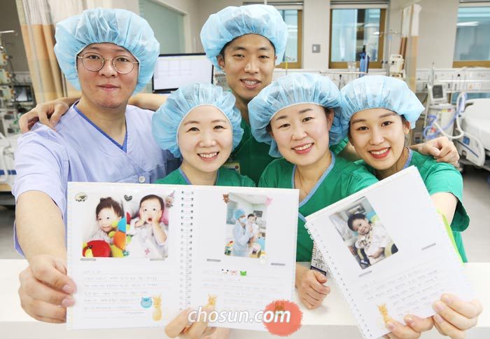 2일 서울 신촌세브란스병원 심장혈관병원에서 의료진이 소아 환자를 위해 만든 다이어리를 들고 활짝 웃고 있다.