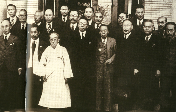 1진과 2진으로 나누어 환국한 대한민국임시정부 요인들이 1945년 12월 6일 서울 경교장에 모였다. 앞줄 왼쪽부터 장건상·조완구·이시영·김구·김규식·조소앙·신익희·조성환. 뒷줄 왼쪽부터 유진동·황학수·성주식·김성숙·김상덕·유림·조경한·김붕준·유동열·김원봉·최동오.