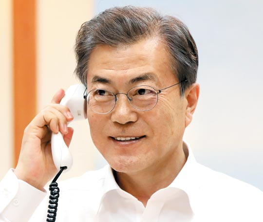 문재인 대통령이 4일 청와대 관저에서 도널드 트럼프 미 대통령과 전화 통화를 하고 있다.