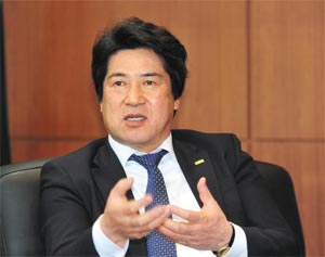 ①민상기 건국대 총장은 “학사구조를 개편해 전공 간 벽을 허물고 수업·교육 프로그램 등을 혁신해 융합형 인재를 키우고 있다”고 말했다.