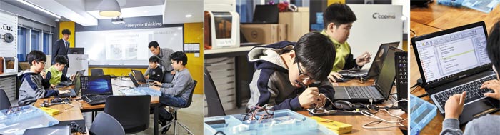 씨큐브코딩 대치센터에서 메이커교육을 받는 초등생들. LED에 불이 깜빡이게 하는 프로그램을 짜고 있다.