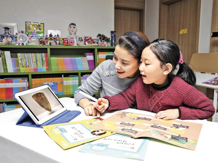 '스마트'한 백과사전… 영상·그림으로 정보 얻고, 퀴즈도 풀고