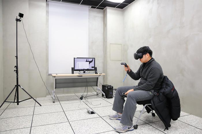 수원대 미래혁신관(②)은 첨단 기술을 접목한 융합 교육과 산학협력의 장(場)이다. 가상현실(VR) 기기를 활용한 수업을 하거나(①), 조건을 달리해 악기를 연주하며 VR 영상을 제작하는 등 다양한 방식으로 최첨단 기술을 연구한다(③).