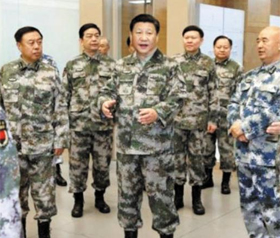 군복에 군화신고 방문했던 시진핑시진핑(가운데) 중국 국가주석이 2016년 4월 군복 차림에 군화를 신고 베이징 서북쪽 시산(西山)국립공원의 지하에 위치한 중앙군사위원회 연합작전지휘센터를 방문한 모습.