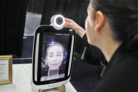 ‘CES 2018’ 사전 공개 행사에서 한 참석자가 대만의 전자 업체 뉴킨포가 개발한 스마트 뷰티 거울 ‘하이 미러’로 자신의 피부 상태를 체크하고 있다.