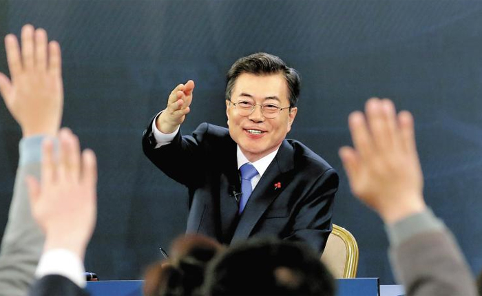 백악관처럼, 질문할 기자 직접 지명 - 문재인 대통령이 10일 청와대에서 열린 신년 기자회견에서 질문하기 위해 손을 든 기자 중 1명을 지명하고 있다.