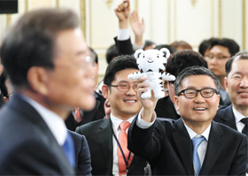 문재인 대통령이 10일 청와대에서 신년 기자회견을 열고 있는 가운데, 강원 지역의 한 기자가 평창 동계올림픽 수호랑 마스코트 인형을 들면서 질문하고 있다.