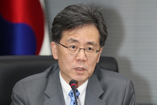  김현종 산업통상자원부 통상교섭본부장이 지난달 28일 서울 종로구 무역보험공사에서 열린 민관 합동 서비스산업 해외진출협의회에서 모두발언하고 있다. /연합뉴스