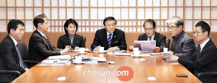 
	왼쪽부터 김태수·이재진·유미화 위원, 조순형 위원장, 방희선·이덕환 위원, 신효섭 편집국 부국장.
