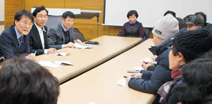 11일 고려대를 찾아간 장하성 청와대 정책실장이 급격한 최저임금 인상으로 고용이 불안정해진 청소 노동자들과 면담을 하고 있다.